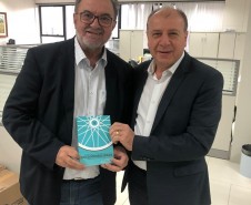 Secretário Ortega entregando o livro de Ciclomobilidade para o Prefeito Luiz Cláudio Costa, do Município de Balsa Nova.