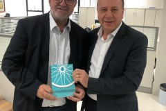 Secretário Ortega entregando o livro de Ciclomobilidade para o Prefeito Luiz Cláudio Costa, do Município de Balsa Nova.