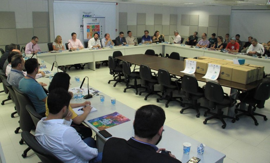 Reunião do ConCiclo distribui livros sobre Ciclomobilidade para as 399 Prefeituras do Paraná