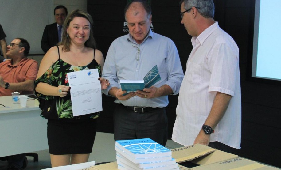 Reunião do ConCiclo distribui livros sobre Ciclomobilidade para as 399 Prefeituras do Paraná
