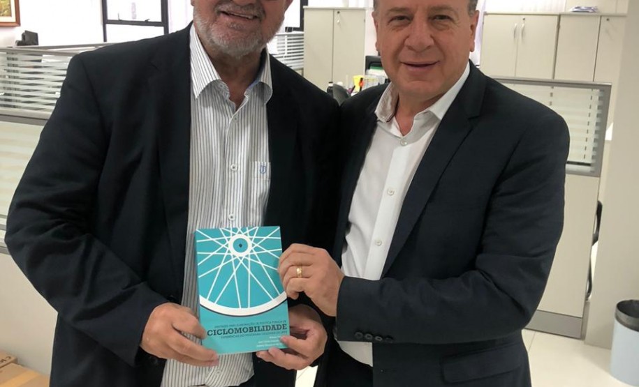 Secretário Ortega entregando o livro de Ciclomobilidade para o Prefeito Luiz Cláudio Costa, do Município de Balsa Nova.