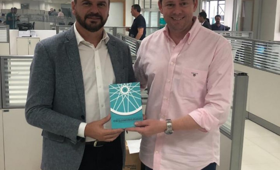 José Henrique Di Luca representando secretário João Ortega na entrega do livro de Ciclomobilidade para o Prefeito de Fazenda Rio Grande, Márcio Wozniack